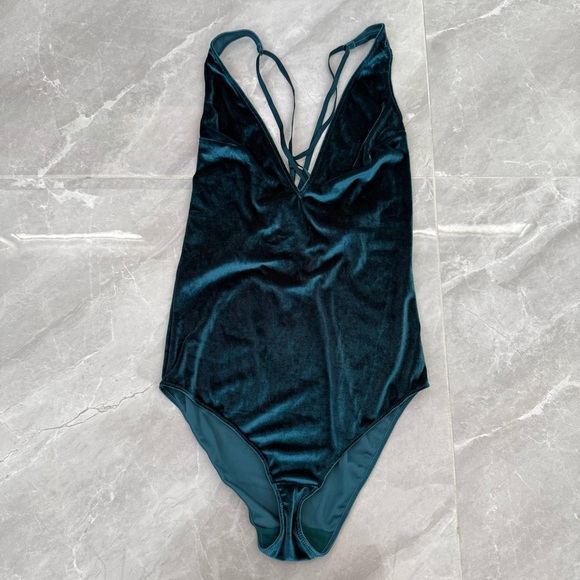 Women’s Gilligan & O’Malley Intimates Velvet Deep V-Neck Strappy Bodysuit Medium - Picture 2 of 16